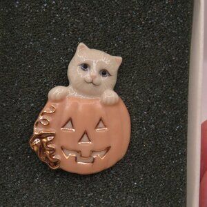 Lenox Vintage Ceramic Kitten with Jack O Lantern Brooch Pin
